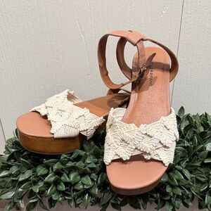 Lucky Brand Tan Platform Sandals with Cream Macramé Strap Size 8